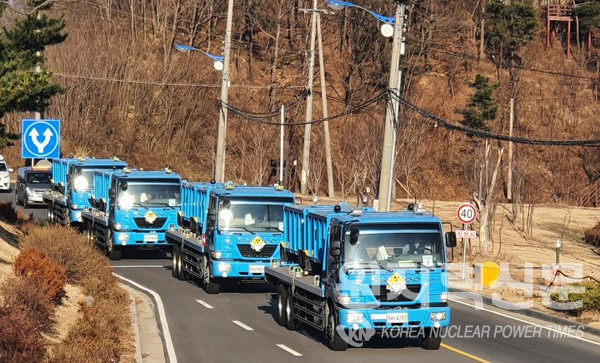 공단은 지난 21일부터 월성원전 중ㆍ저준위방사성폐기물 503드럼에 대해 처분용기 운반트럭을 이용해 전용도로를 통해 육상운반하고 있다. ⓒ사진제공=한국원자력환경공단