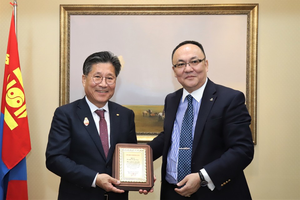 류재선 한국전기공사협회 회장(왼쪽)이 몽골 대사관 관계자로부터 몽골훈장을 수여받고 있다. 사진제공 = 한국전기공사협회