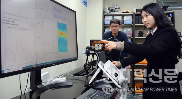 ETRI 연구진(좌로부터 정재찬 선임연구원, 김진선 연구원)이 MPI 장비를 통해 데이터를 확보한 뒤, 측정 결과 대해 논의를 하고 있는 모습