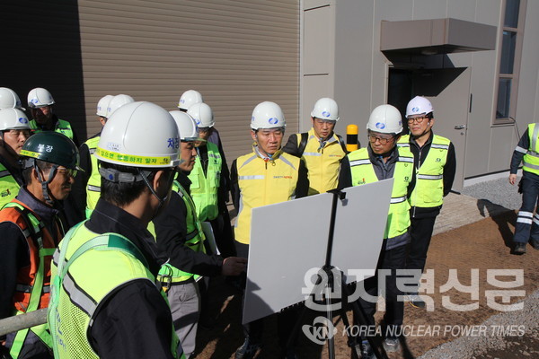 지난 13일 서정출 한국남부발전 기획관리본부장이 남제주발전본부 건설현장의 안전한 적기준공을 위해 관련 보고를 받고 있다.