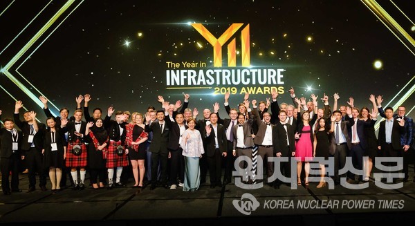 벤틀리시스템즈는 지난해 10월 24일 싱가포르에서 열린 ‘Year in Infrastructure 2019 컨퍼런스’의 마지막 순서로 18팀의 Year in Infrastructure Awards 수상자와 9팀의 특별상을 발표했다. 사진은 ‘Year in Infrastructure 2019 Awards’ 수상자들. ⓒ사진=한국원자력신문