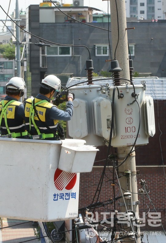 한국전력 관계자들이 진단장비를 활용해 전력설비를 진단하고 있다. ⓒ사진제공=한국전력공사