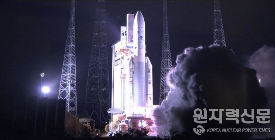 국내 연구진이 독자개발한 세계 최초의 환경감시 정지궤도위성 ‘천리안위성 2B호’가 지난 2월 19일 남미 프랑스령 기아나(French Guiana) 쿠루(Kourou)의 기아나 우주센터에서 성공적으로 발사됐다. 천리안위성 2B호를 싣고 발사되는 아리안5ECA 발사체 ⓒ사진출처=한국항공우주연구원