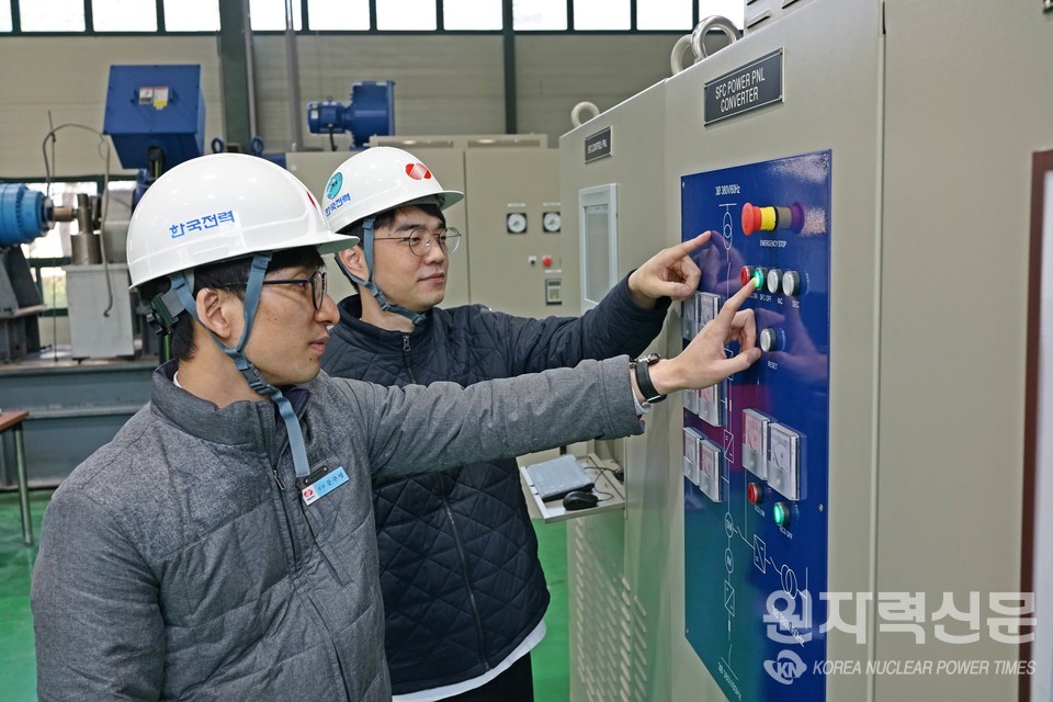 한국전력 임직원들이 가스터빈 기동장치를 컨트롤 하고 있다.