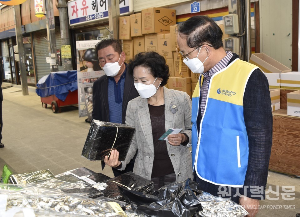 지난 14일 보령전통시장에서 박형구 한국중부발전 사장(오른쪽)이 지역경제화폐로 물품을 구매하고 있다. ⓒ사진제공=한국중부발전