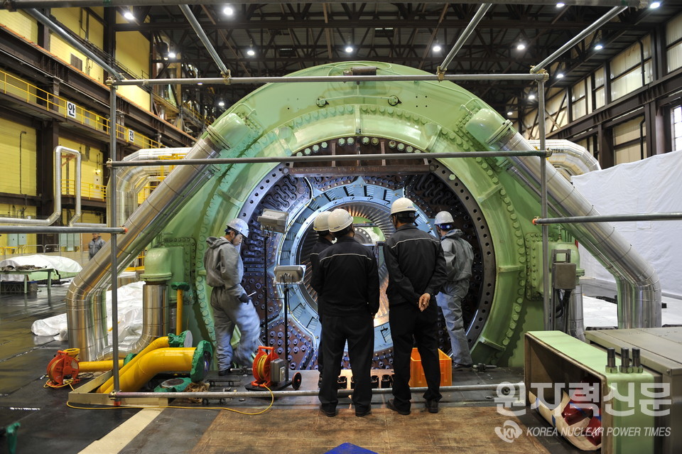 한국수력원자력 월성원자력본부 관계자들이 2012년 10월 29일 정지된 월성 1호기 발전기를 수리하고 있다. ⓒ사진제공=한국수력원자력