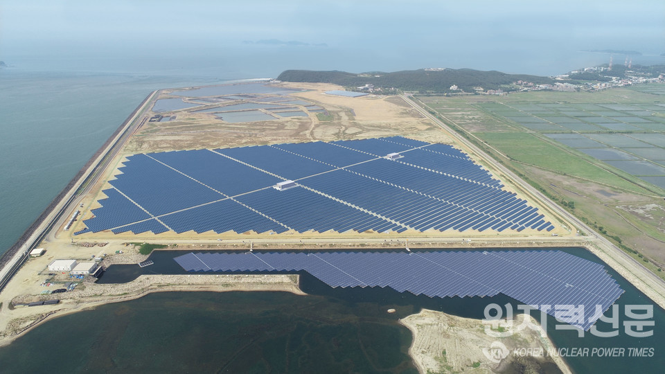 당진화력본부 내 회매립장에 25MW급 태양광 발전설비 전경