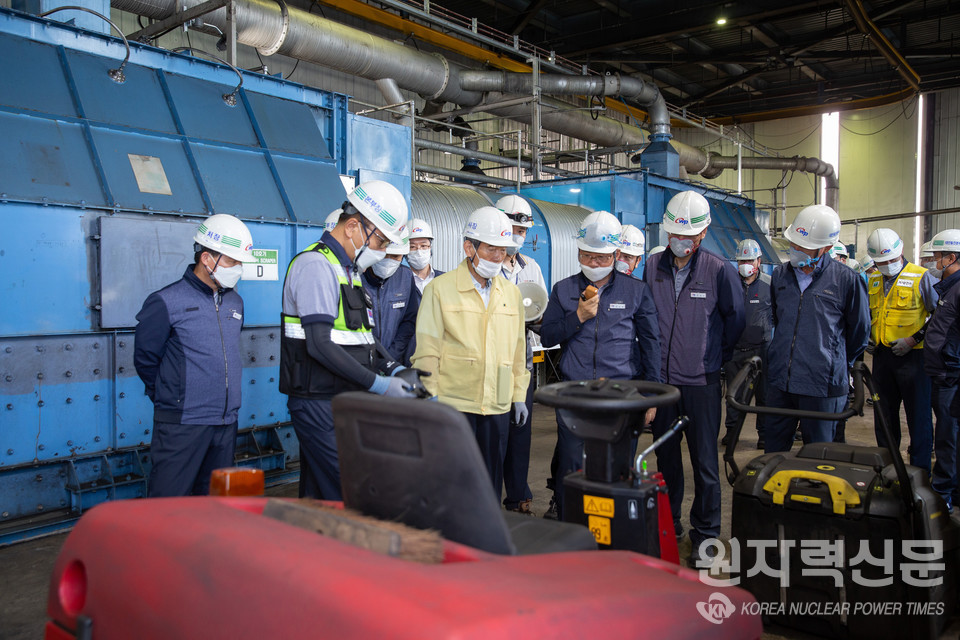지난 6일 김병숙 한국서부발전 사장(왼쪽 세 번째)을 비롯한 임직원들이 태안발전본부를 찾아 현장 설비를 점검하고 있다.