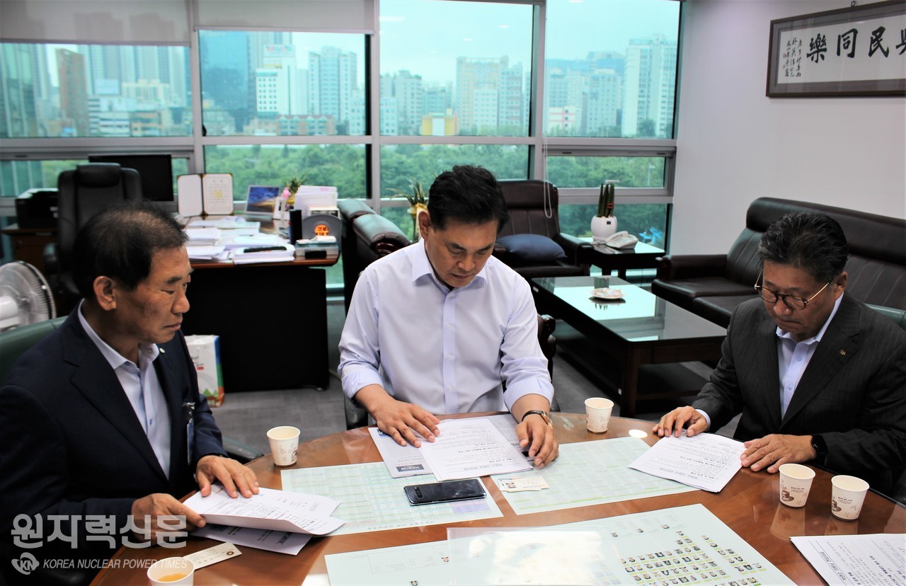 류재선 한국전기공사협회 회장(오른쪽 첫번째)과 관계자들이 국회 국토위 소속 박연순 의원(가운데)을 면담하고 있다.