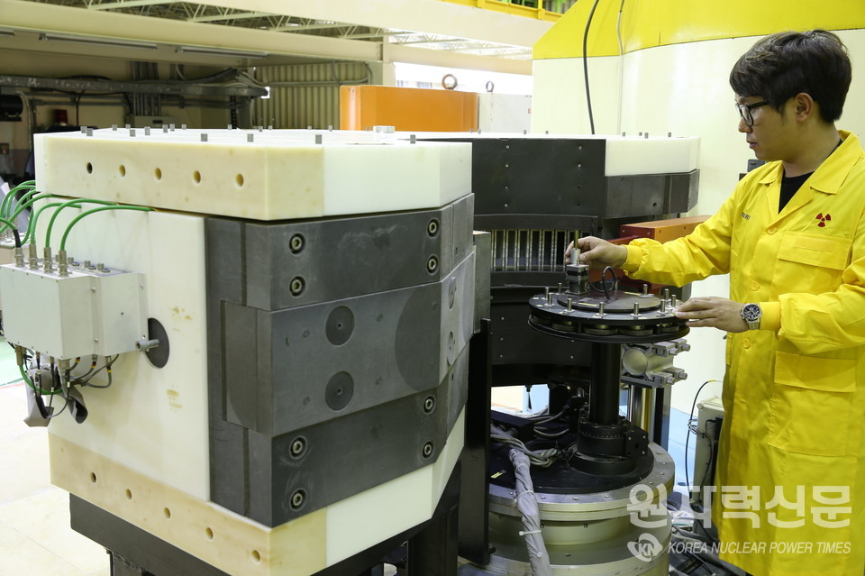 사진-하나로 중성자 회절장치에 측정 샘플을 로딩하고 있다. ⓒ사진제공-한국원자력연구원