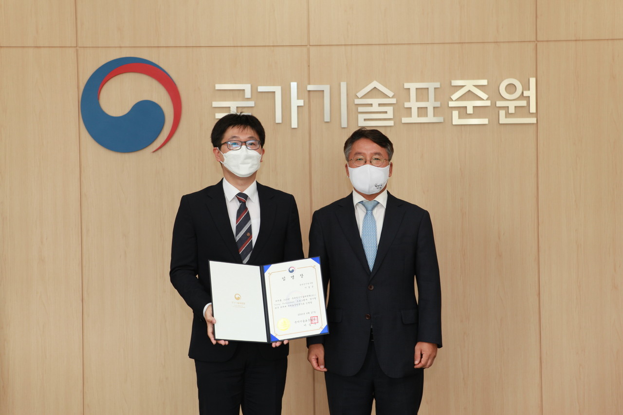 전기연구원 이경준 팀장(사진 왼쪽)이 '2020 IEC Young Professionals' 한국대표로 선정됐다.  사진제공 = 전기연구원