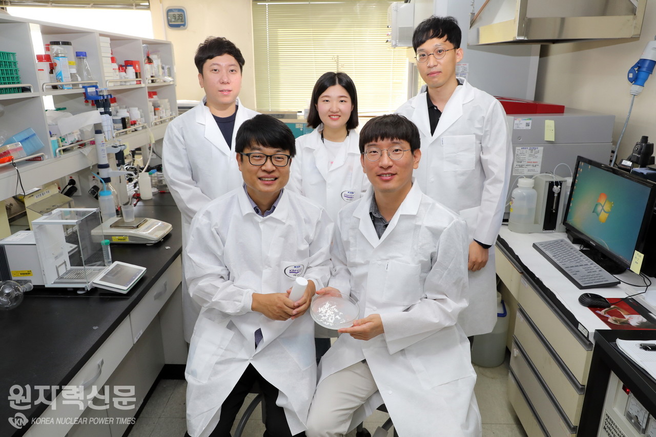 한국원자력연구원 양희만 박사(앞줄 오른쪽 첫번째) 연구팀이 하이드로겔 기반 표면제염코팅제를 개발했다.