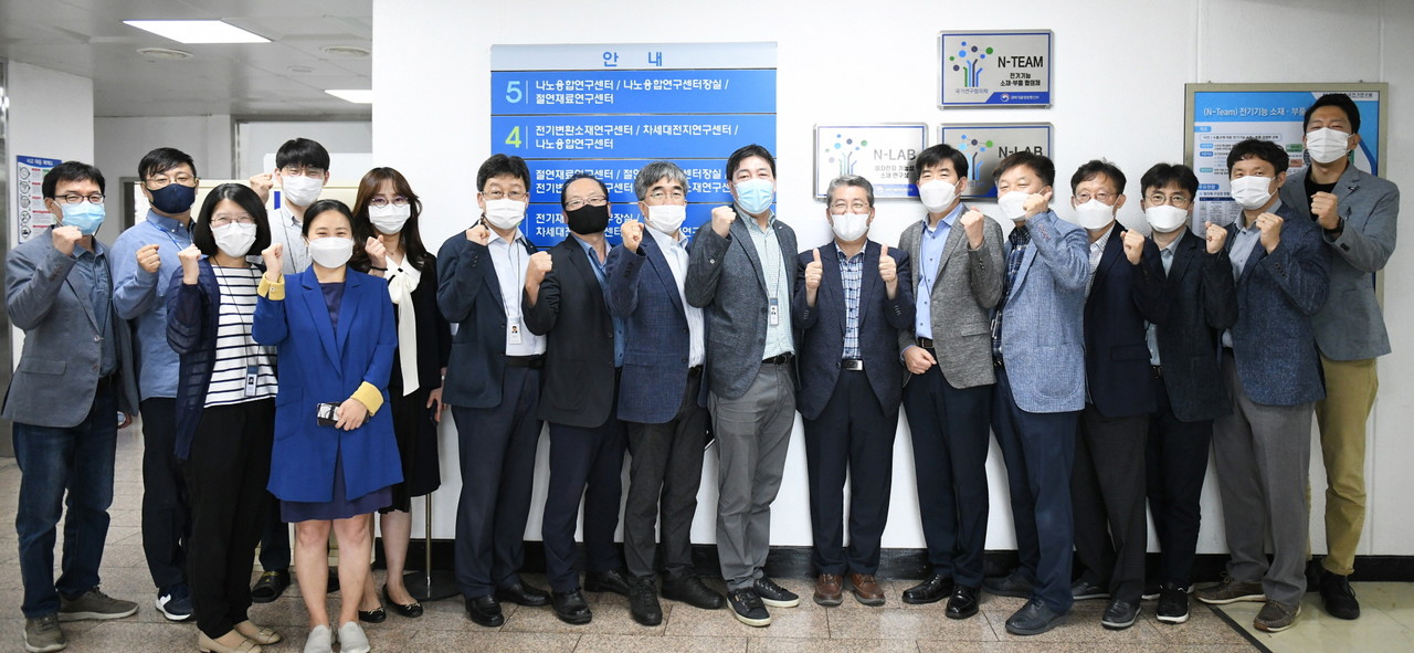 한국전기연구원은 이차전지와 나노기술 분야에서 국가연구협의체로 지정받고 23일 현판식을 가졌다.