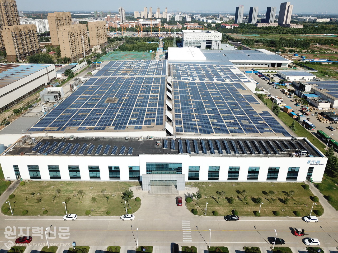 이튼기업이 중국 지닝 자동차 공장에 태양열 지붕을 설치해 전기를 생산하고 있다.  (사진제공 = 이튼)