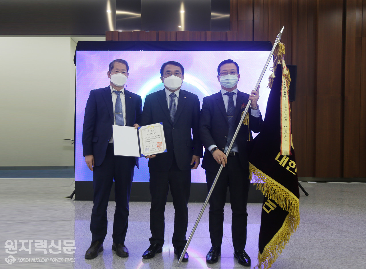대한전기협회 김동수 상근부회장(가운데)과 협회 관계자들이 대통령 표창 상장을 받고 기념촬영을 하고 있다.