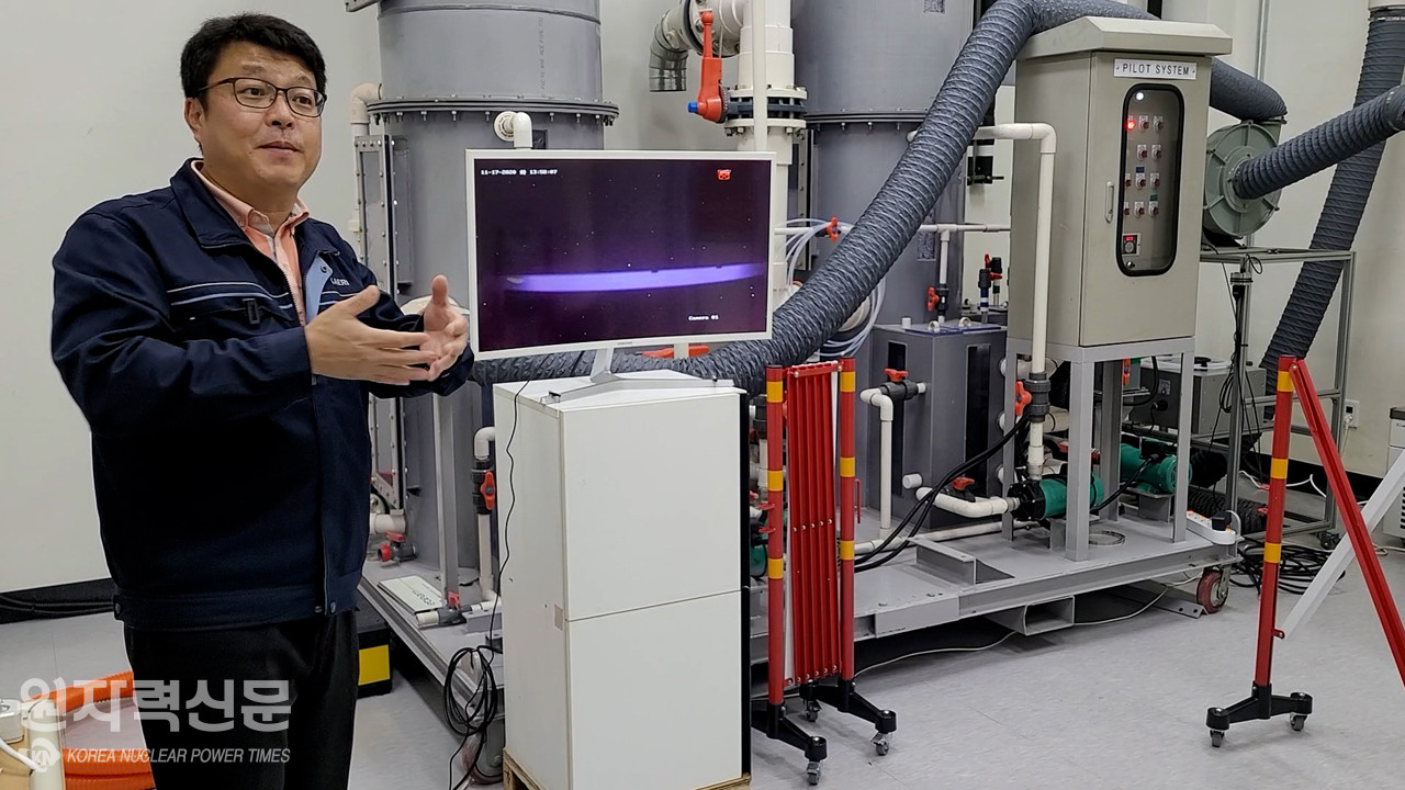 원자력연구원 김병남 박사가 직접 개발한 전자가속기 기반 악취제거 융합시스템을 설명하고 있다.