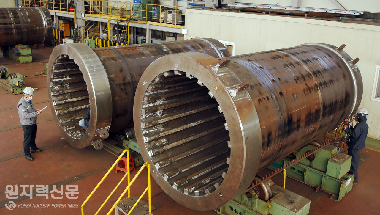 두산중공업이 국내 기업 최초로 수출한 미국 TMI 원자력발전소용 캐스크 제작 공정 모습.