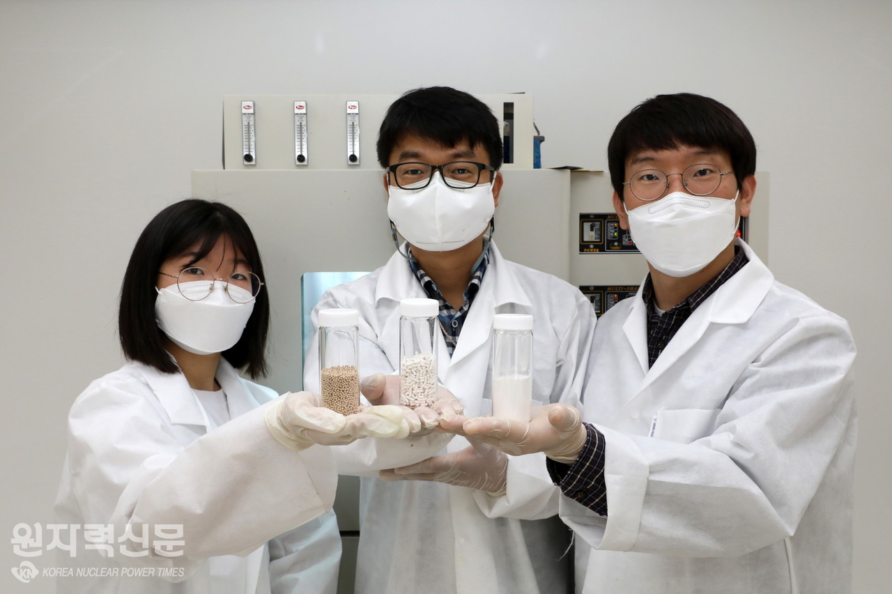 한국원자력연구원 연구진이 세가지 형태의 황-제올라이트 복합체를 들고 있다.