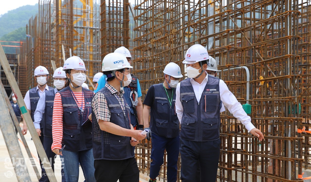 최익수 사장과 경영진이 경수로 원전연료 성형가공시설 건설현장 안전점검을 실시하고 있다.