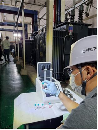 한국전력 전력연구원은 하계 전력피크 대비 노후 아파트 단지 수전설비의 고장으로 인한 정전 파급 예방을 위해 노후 수전설비에 대한 열화진단 무상서비스를 지원했다.