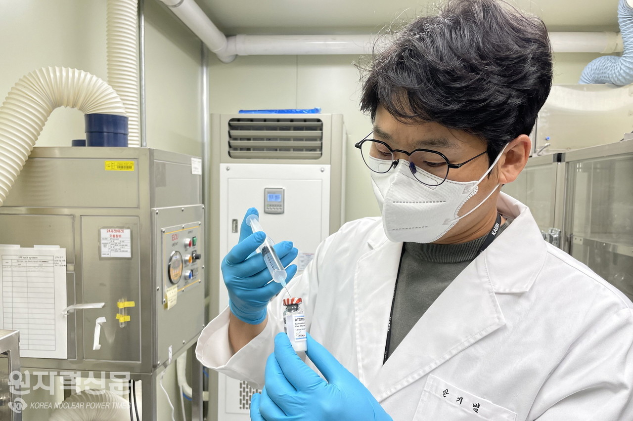 한국원자력연구원이 '방사선 기반 백신 개발 가속화 기술'을 활용해 살모넬라 백신을 개발, 중소기업에 성공적으로 기술이전을 했다.