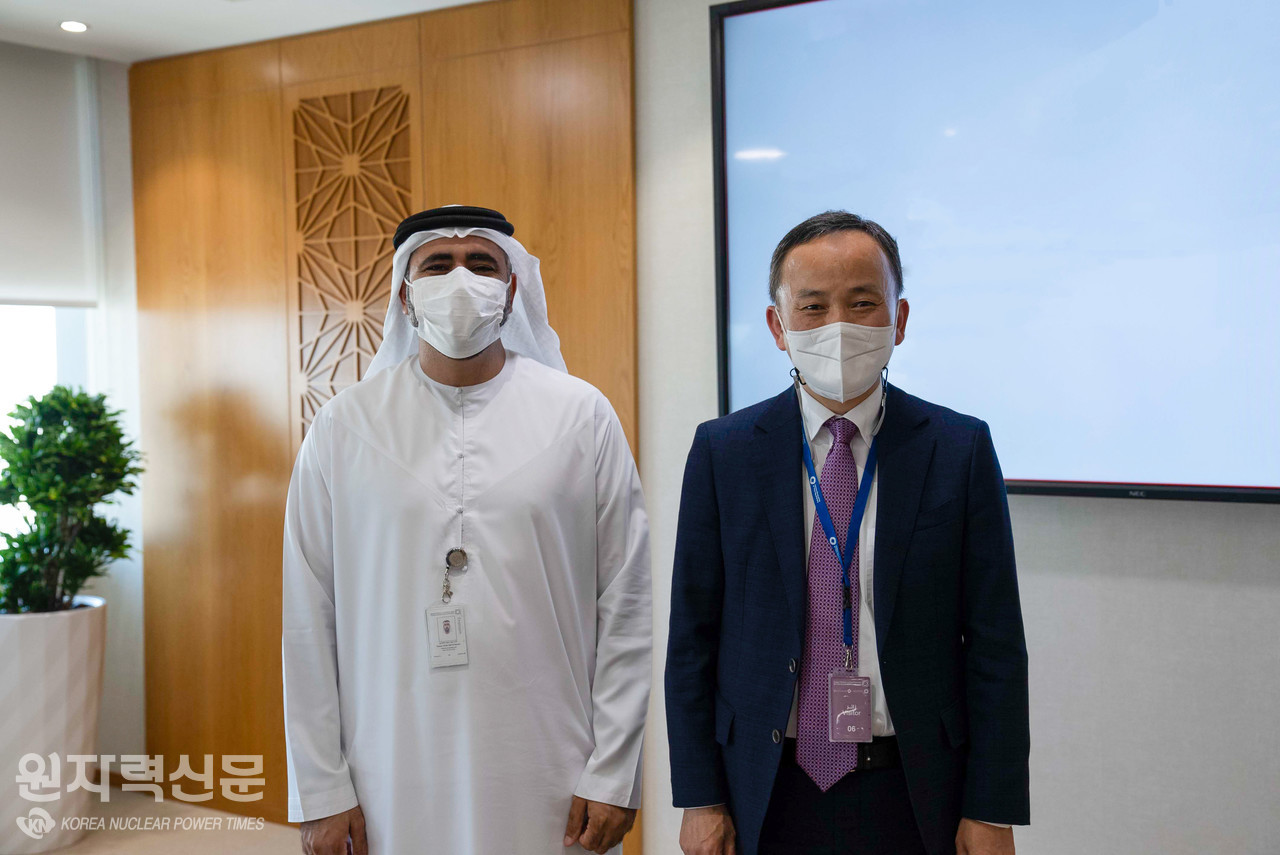 박일 원자력비확산외교기획관(오른쪽)과 UAE 관계자가 기념사진을 촬영하고 있다.  사진출처 = 외교부