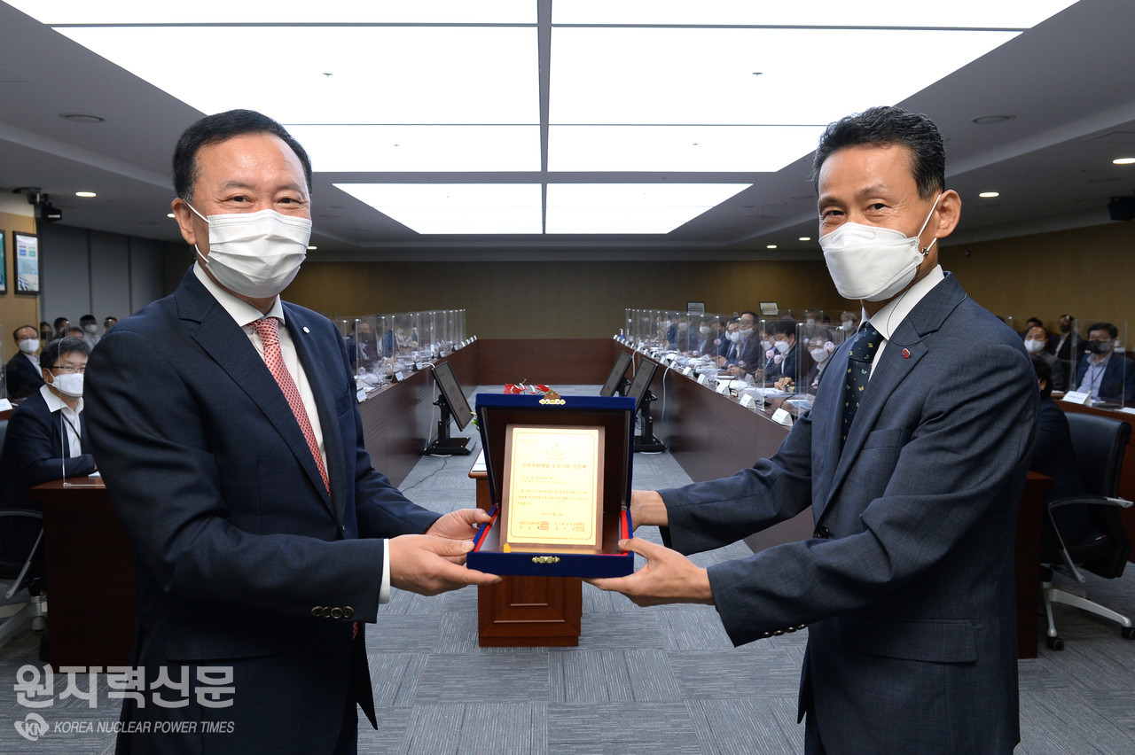 한국전력기술이 2021년 공공부문 인적자원개발 우수기관 인증 인증패를 획득했다. (왼쪽 김성암 사장, 오른쪽 고재일 인력개발원 원장)