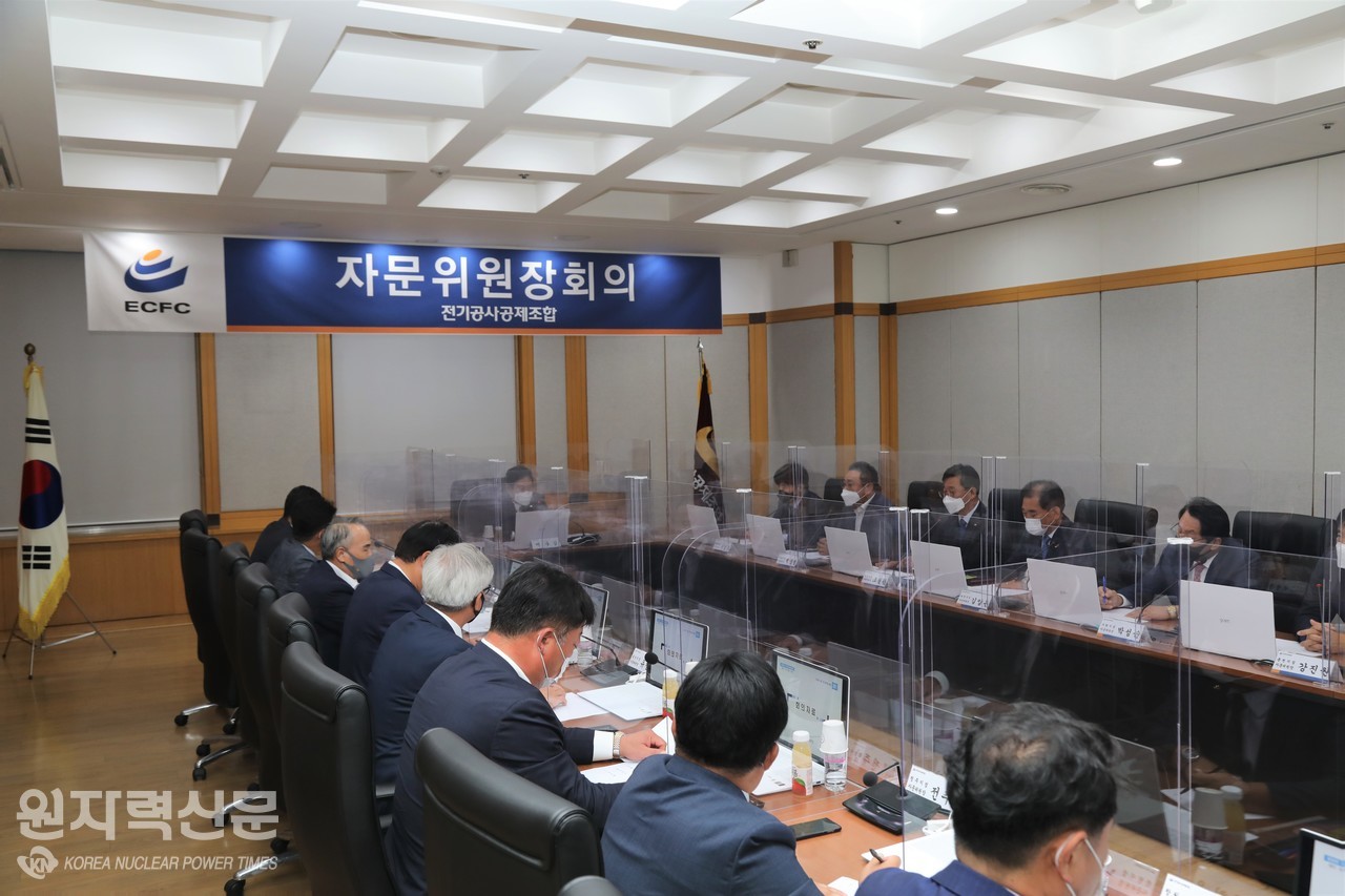 김성관 조합 이사장(가운데)과 자문위원장들이 회의를 하고 있다.