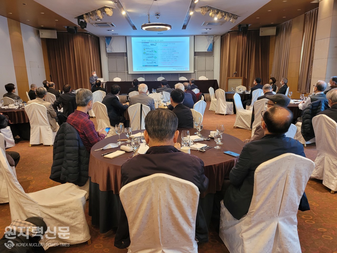 (사)과우회는 9일 서울 강남 과학기술회관 12층 아나이스홀에서 ‘탈원전 정책의 영향과 향후 과제’를 주제로 2021년도 제3회(통산 61회) 원자력원로포럼을 개최했다.   사진  = 이석우 기자
