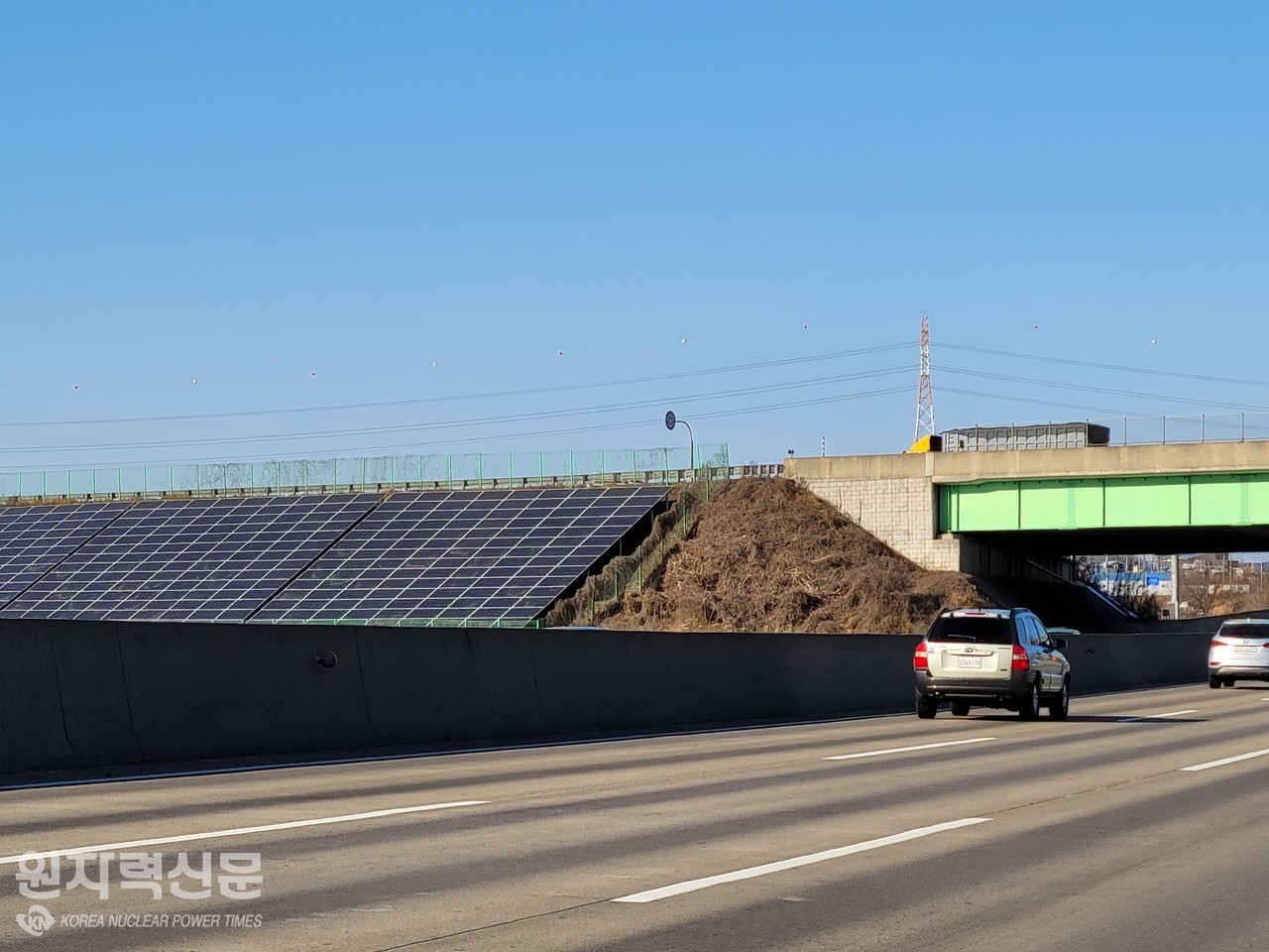 경기도 평택 오성IC 근처 도로 비탈길에 지어진 태양광 발전소.    사진 = 신동희 기자