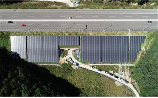 국토변에 설치된 태양광발전소 전경.  사진 = 국토부