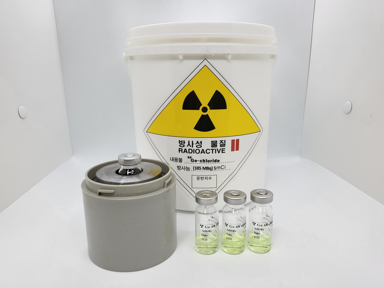 한국원자력연구원은 저마늄-68을 미국 의료기기회사 ‘샌더스 메디컬(Sanders Medical)’에 수출했다. (왼쪽부터) 포장내부 납용기, 포장외장 용기, 저마늄-68 용액