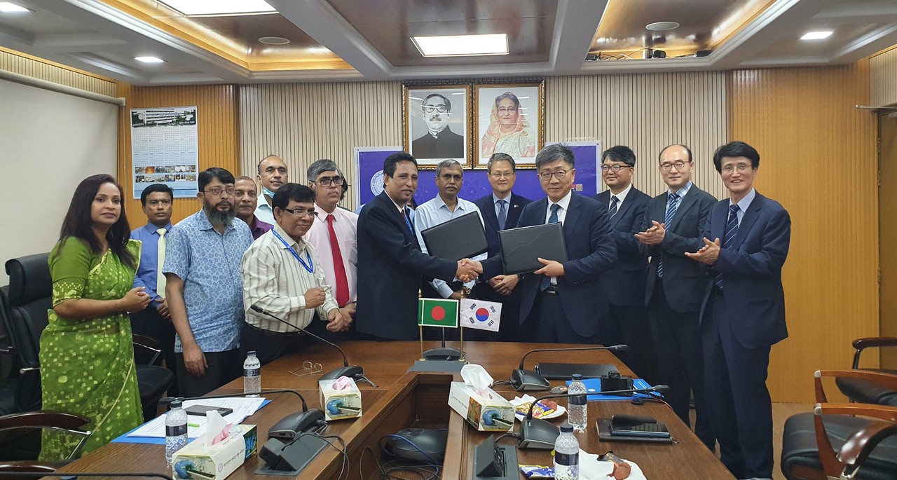 한국원자력연구원과 방글라데시 원자력위원회는 25일 방글라데시 BAEC 본부에서 ‘원자력 연구개발 기술협력 양해각서(MOU)’를 체결했다.  사진 = 원자력연구원