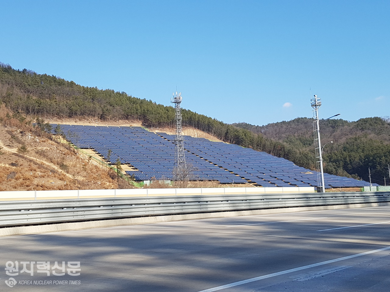 경부고속도로에 설치된 태양광 모습.    사진 = 원자력신문