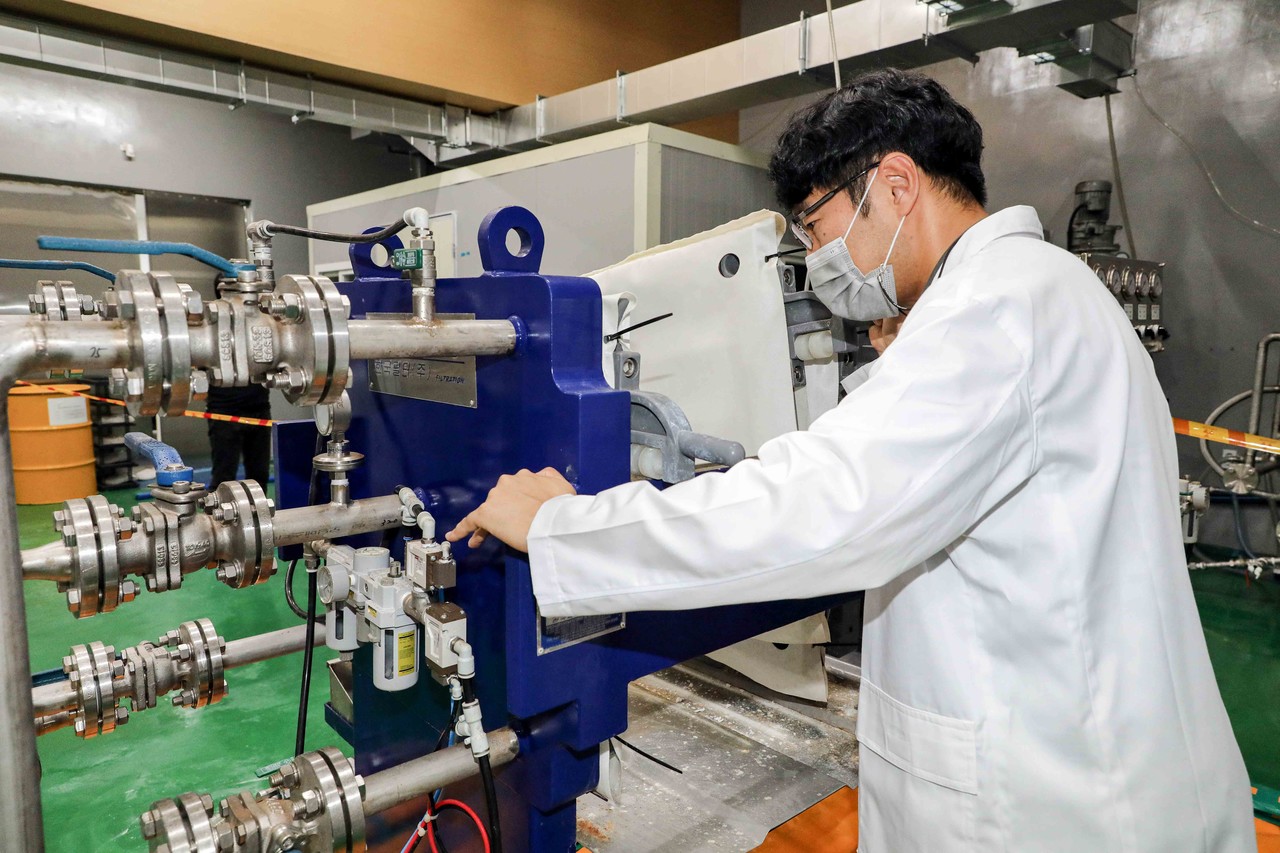 한국원자력연구원 이근영 박사 연구팀이 우라늄폐기물에서 비방사성 물질을 분리하고 있다.   사진 = 원자력연구원