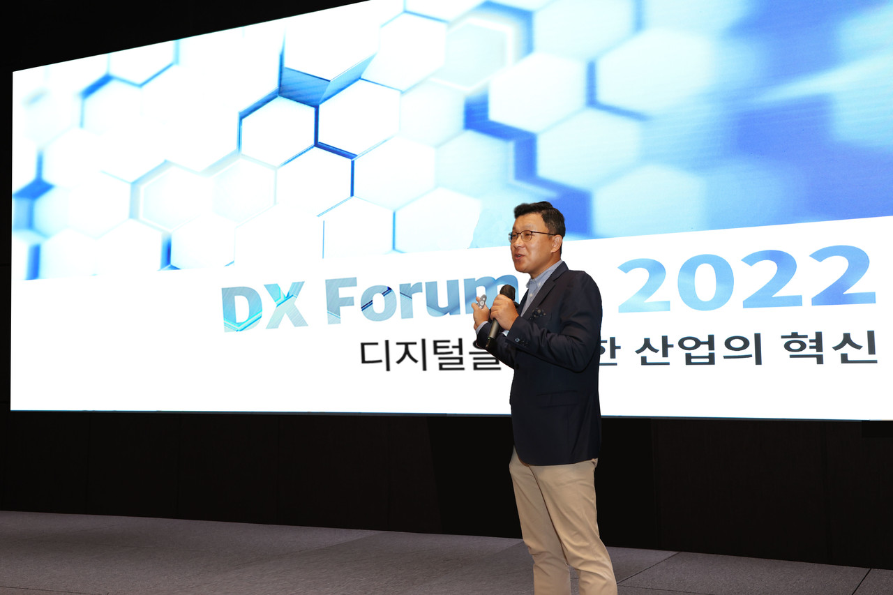 두산에너빌리티는 11일 분당두산타워에서 열린 ‘DX Forum 2022’에서 송용진 전략혁신부문장이 인사말을 하고 있다.  사진 = 두산에너빌리티