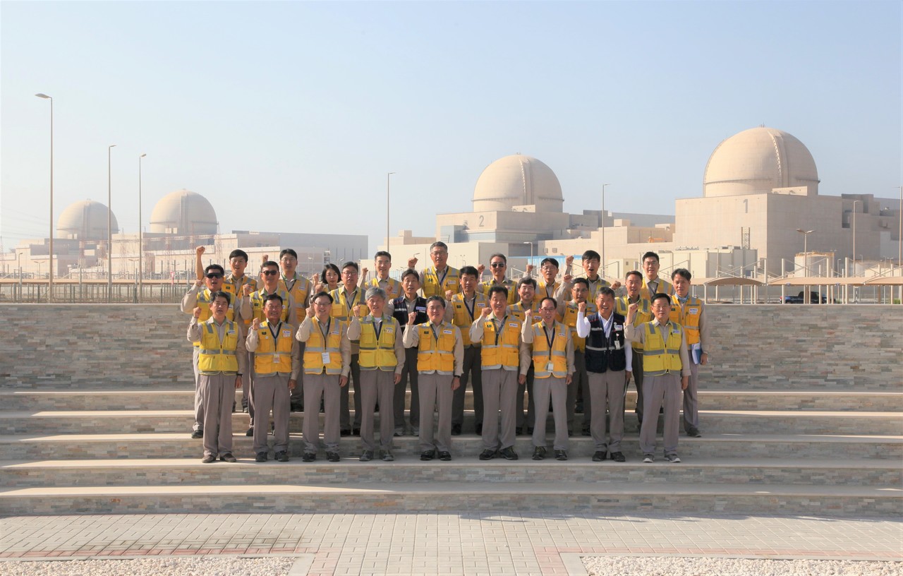 정승일 한국전력 사장(앞줄 왼쪽부터 다섯번째)은 6일 UAE 바라카원전 건설 현장을 방문해 주요 현안 사항들을 직접 점검하고 직원들을 격려했다. 사진 = 한국전력
