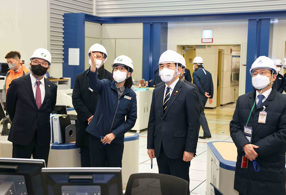 이창양 산업부장관(오른쪽 두번째)이 신한울 1호기 관계자로부터 원전 원전 현황에 대해 설명을 듣고 있다.  사진 = 산업부