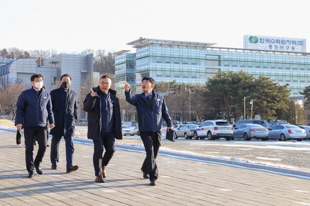 황주호 한수원 사장(오른쪽 두번째)이 19일 대전에 있는 한수원 중앙연구원에서 올해 마지막 현장경영을 펼쳤다.  사진 = 한수원