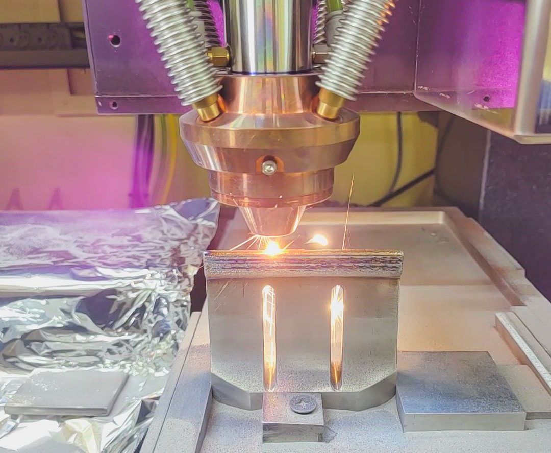 한국원자력연구원이 자체 개발한 금속 3D 프린터가 티타늄 합금 블레이드의 손상부를 복원하고 있다.  사진 = 원자력연구원