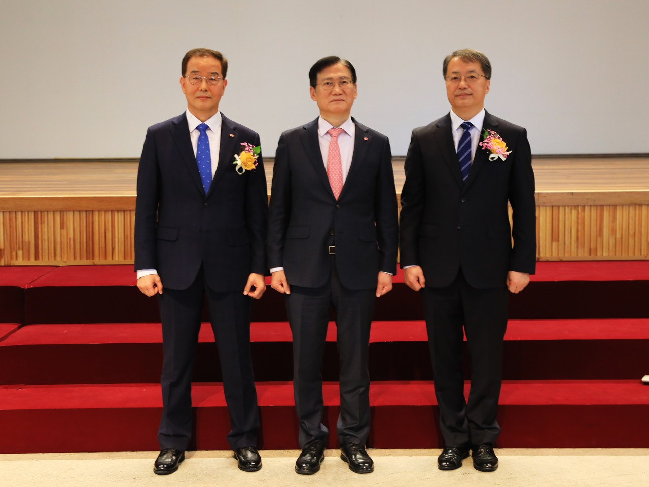 김홍연 한전KPS 사장(가운데)과 조영래(왼쪽), 전호광(오른쪽) 신임 상임이사가  취임식을  갖고 기념촬영을 하고 있다.  사진 = 한전KPS