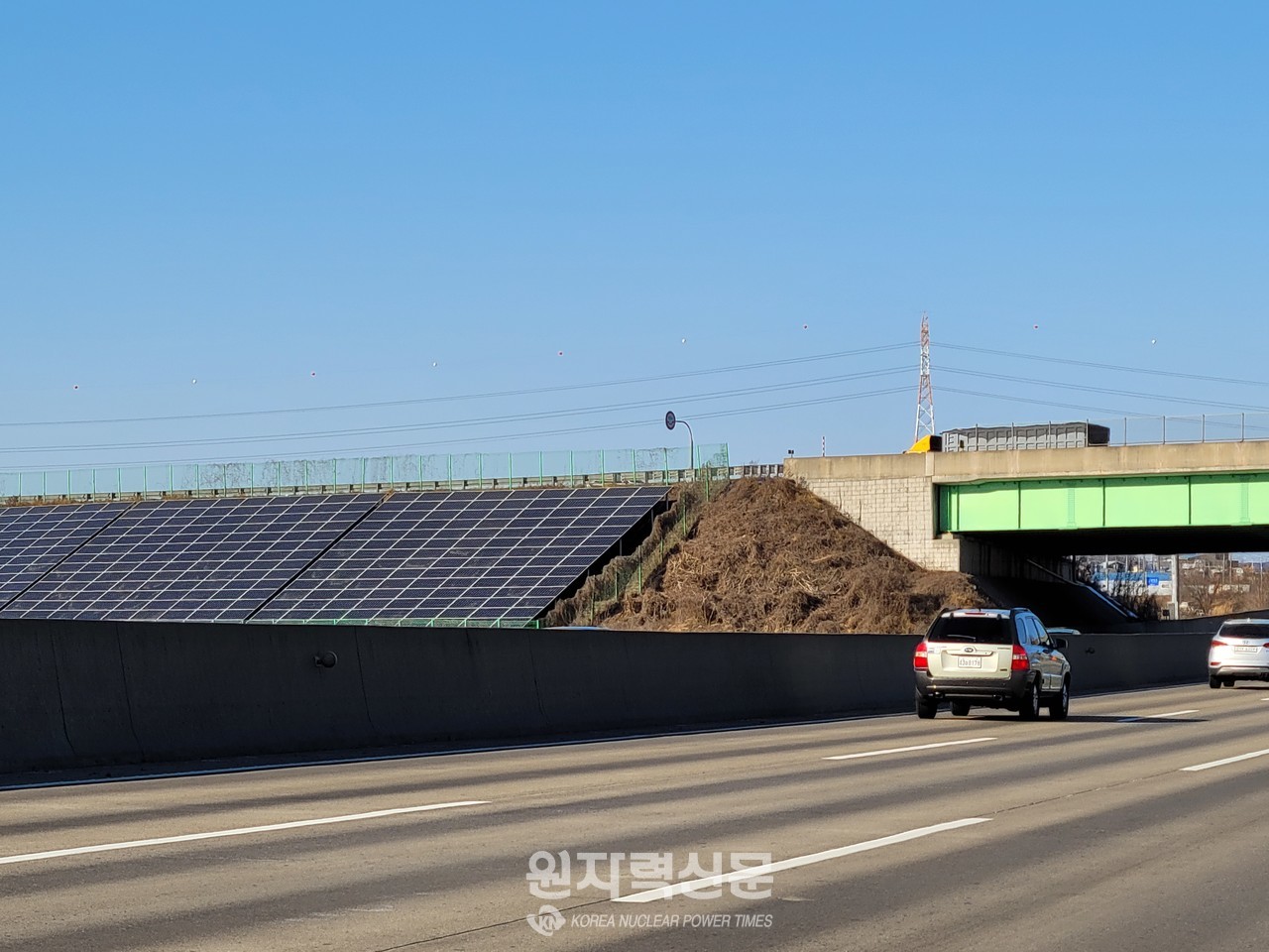 평택 인근 고속도로 둑위에 무분별하게 설치된 태양광.  사진 = 원자력신문