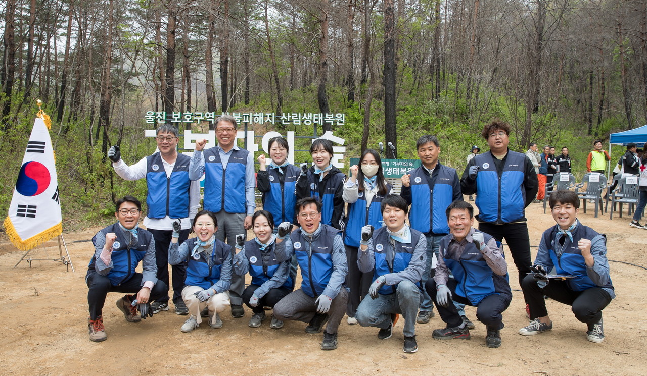 박범수 본부장(뒤줄 왼쪽 두번째)과 임직원들이 기부자의 숲 조성 기념 산림생태계 복원 식목행사를 참여해 울진 산불피해 복구에 적극 나섰다. 사진 = 한울본부