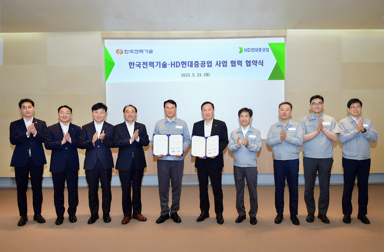 HD현대중공업은 23일 울산 본사에서 한국전력기술과 ‘SMR 기술 교류 및 선박 적용 사업 추진을 위한 MOU’를 체결했다.  사진 = HD현대중공업