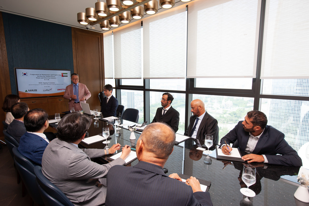 알파탄그룹 UAE 현지 자회사인 알파탄 에너지 이양수 대표이사가 브리핑을 하고 있다.   사진 = 유니스텍