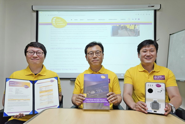 세계 최초로 '전기차 충전용 과금형 콘센트 기술'을 개발하고 OCPP 2.0.1 인증을 받은 KERI 연구팀(왼쪽부터 손상우·이재조·박창운 박사).   사진 = 전기연구원