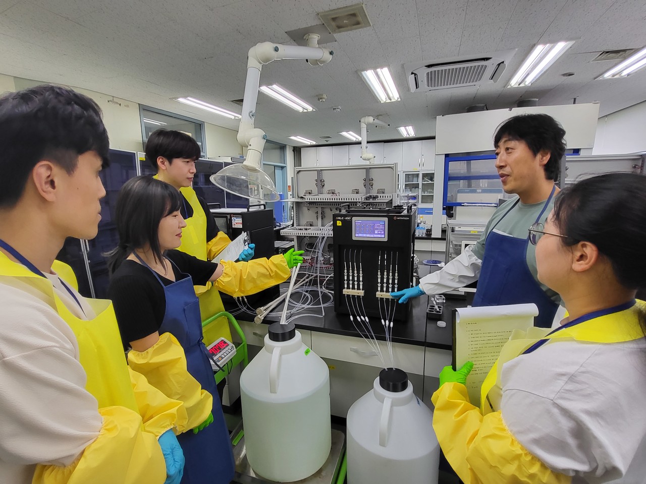 ‘환경 중 스트론튬-90 신속 분석기술’ 실습 현장.  사진 = 원자력연구원
