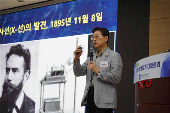 양승오 세명기독병원 핵의학과 과장이 주제 발표를 하고 있다. 사진 = 에너지정보문화재단