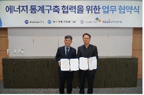 김현제 에너지경제연구원장(오른쪽)과 최정수 한국통계정보원장(왼쪽)이 업무협약식 기념촬영을 하고 있다. 사진 = 에너지경제연구원