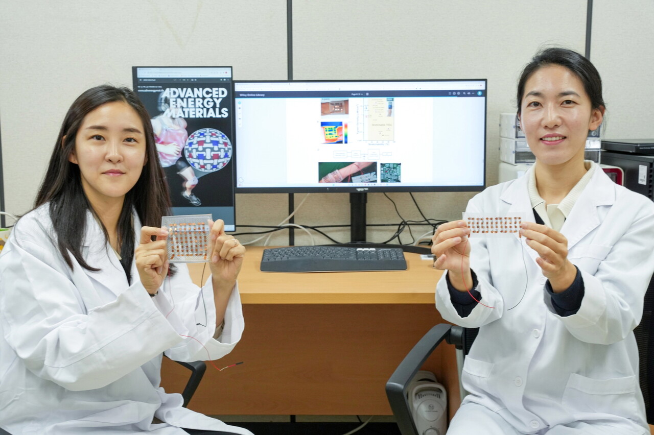 KERI 최혜경(왼쪽)·윤민주 박사가 메타 물질을 활용한 신축·유연 열전소자를 선보이고 있다.  사진 = 전기연구원